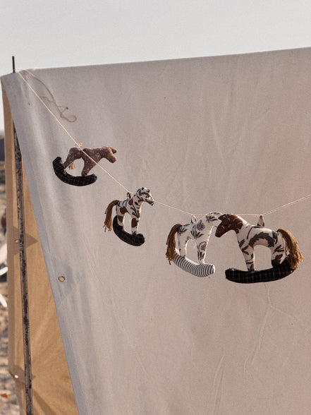 Mini folk horses set