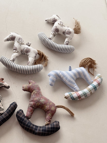 Mini folk horses set