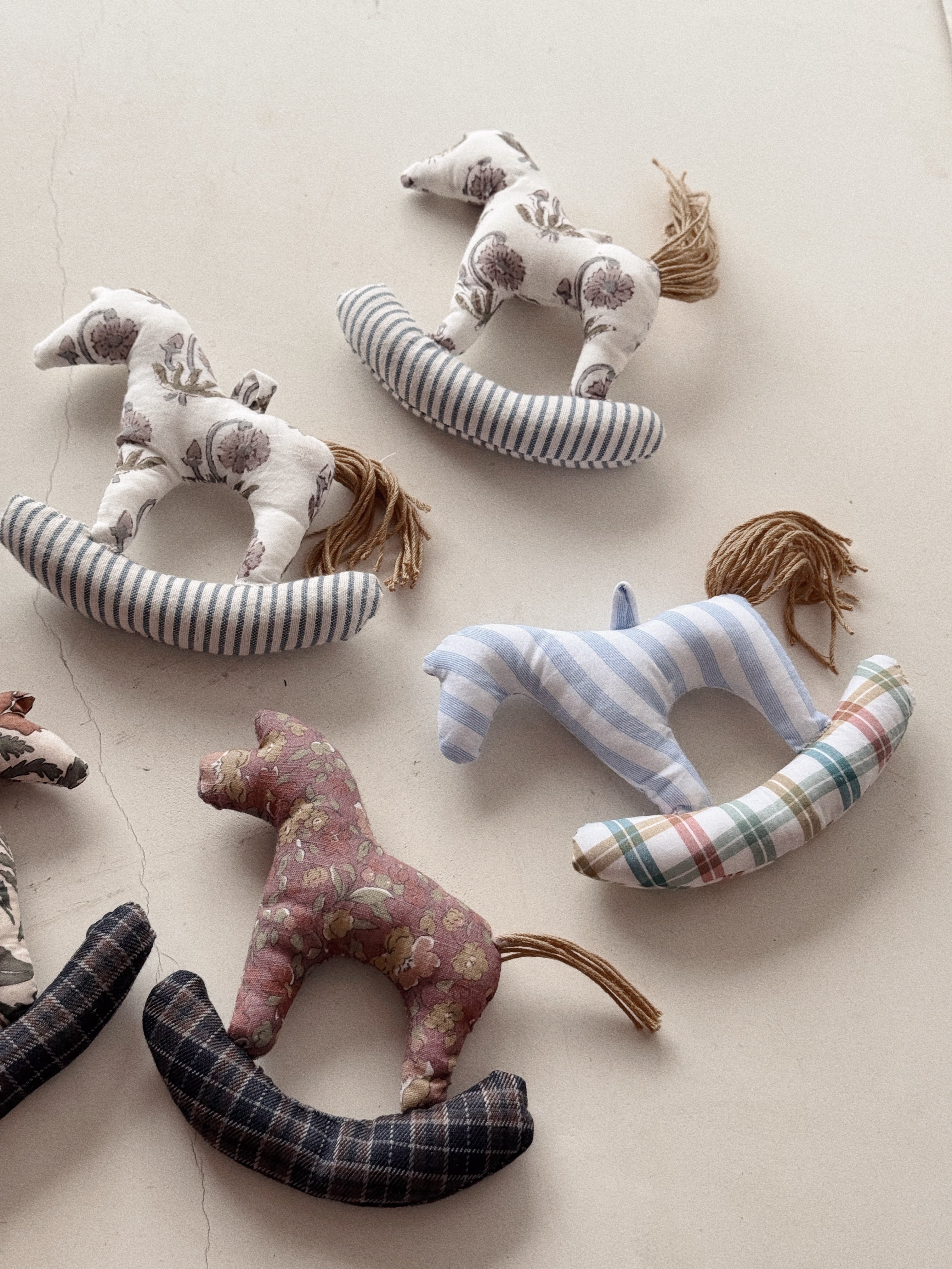 Mini folk horses set