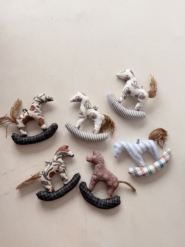 Mini folk horses set